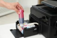 imgi_15_woman-refilling-ink-modern-printer-workplace-indoors-closeup_495423-97960 tinta epson 664 untuk printer apa saja